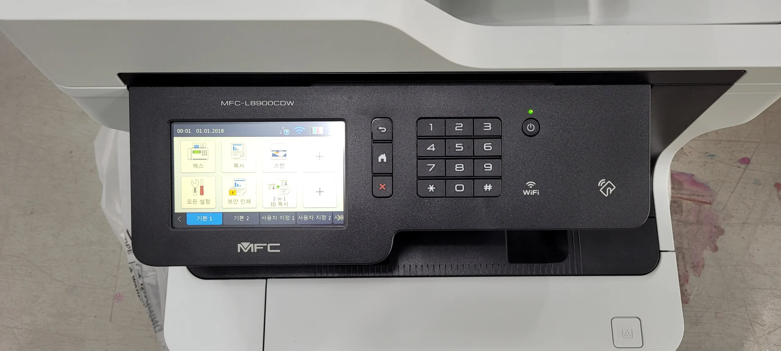 브라더 L8900CDW의 5.0인치 컬러 터치스크린으로 스캔 기능을 조작하는 모습