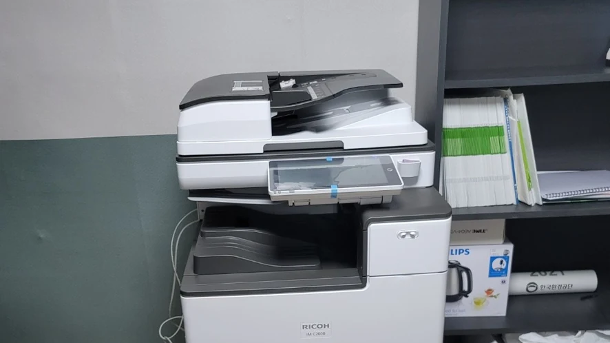 새 복합기 네트워크 케이블 연결 작업 모습