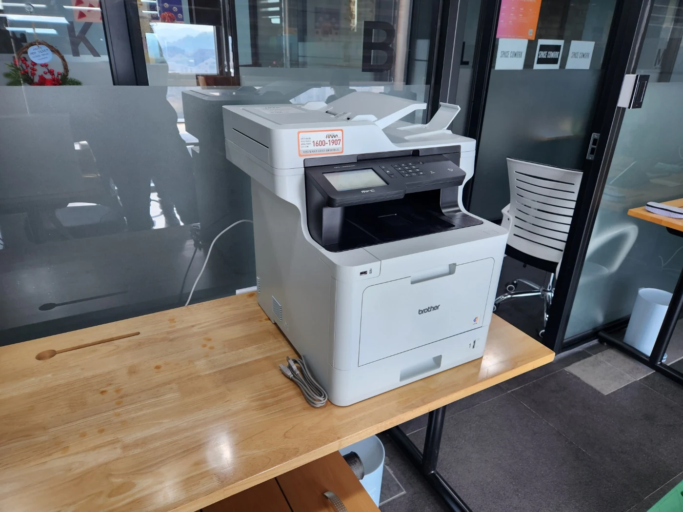 노란우산렌탈 기사님이 군산의 한 사무실에 브라더 L8900CDW를 설치하는 장면